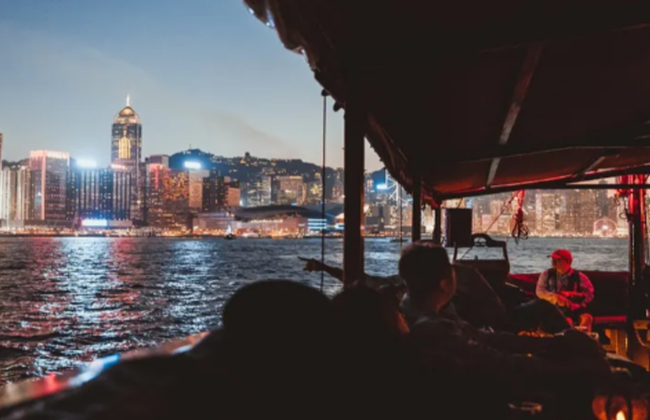 A Night in Victoria Harbor: Aqua Luna Cruise - Foto 5